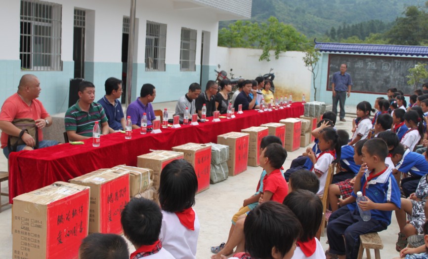 新學(xué)期新夢想-鵬為軟件廣西助學(xué)愛心助學(xué)行動